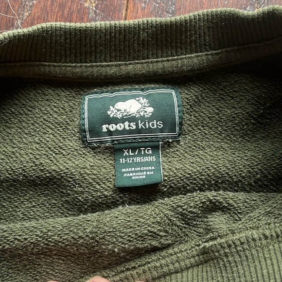 ROOTS crew neck - Picture 2 of 2